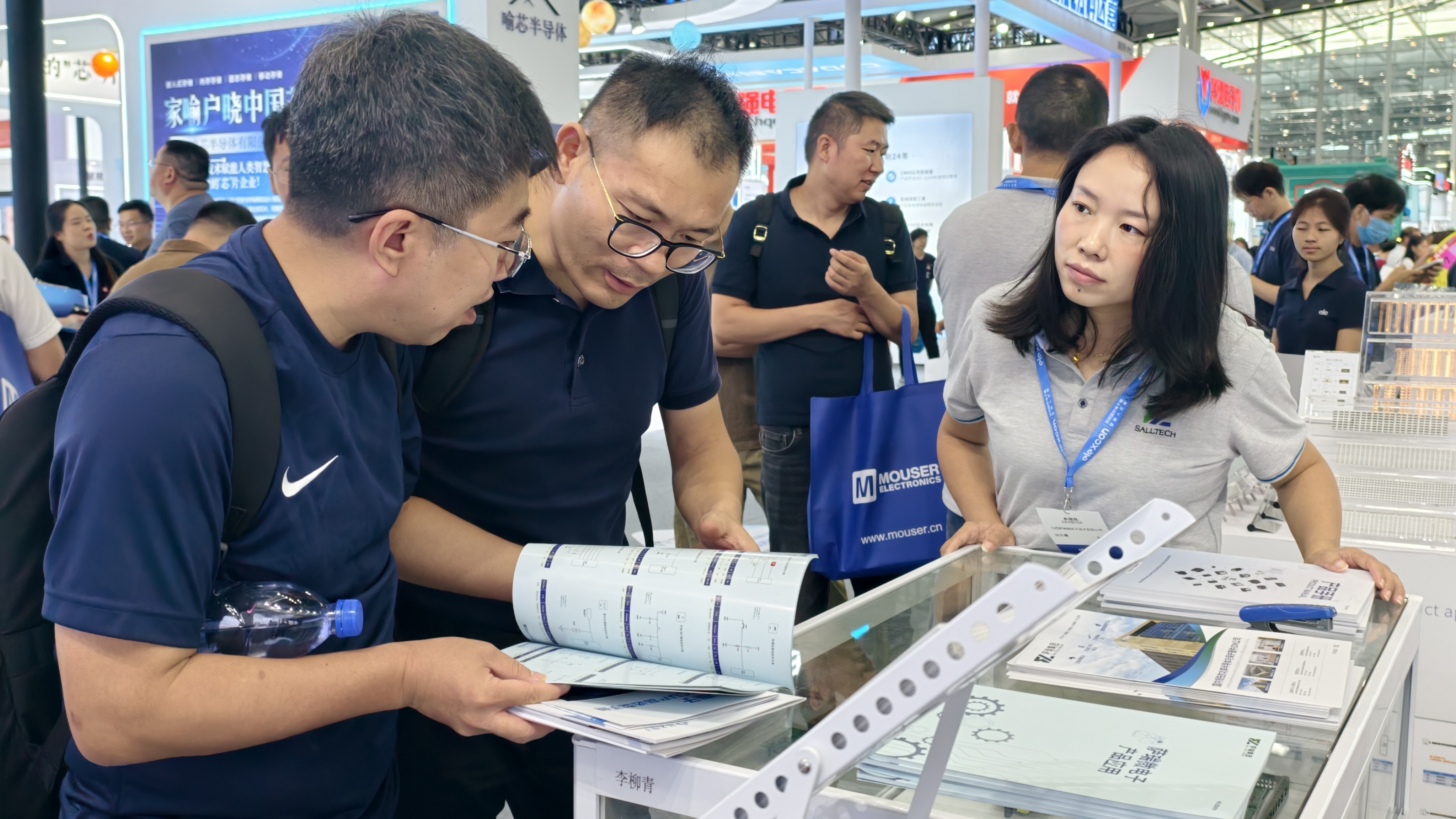 荣耀收官！江西333体育微电子闪耀 2025 深圳电子展并荣获年度大奖